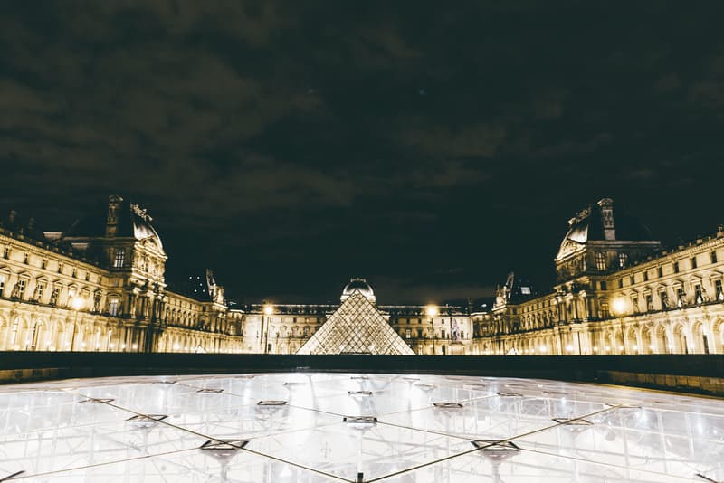 Pyramide Du Louvre Paris