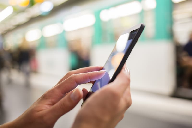 Main Naviguant Sur Un Smartphone Dans Le Métro Parisien