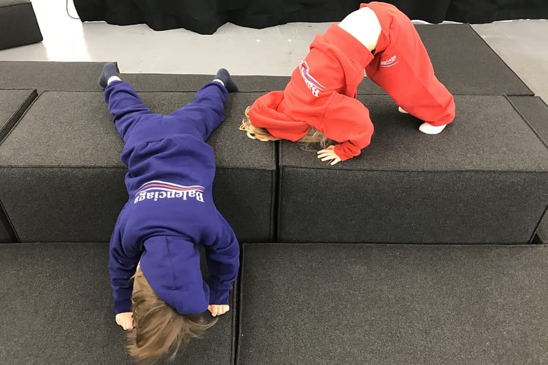 Des Enfants En Balenciaga Prennent Le Pouvoir Des Bureaux De SSENSE