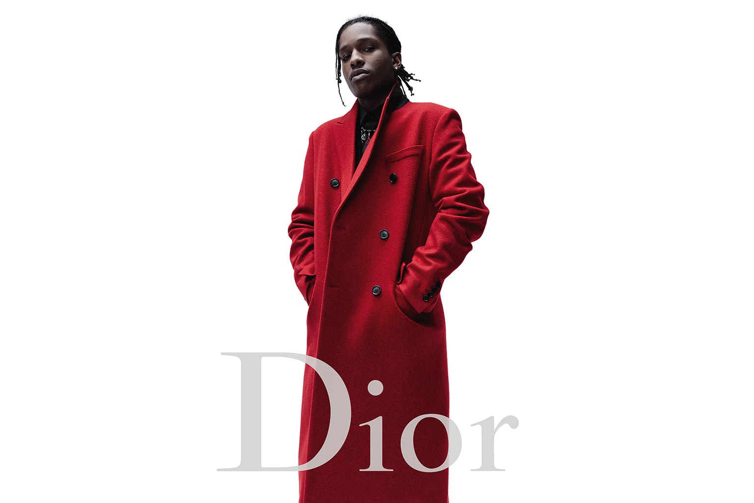 Asap Rocky Pour Dior Homme Avec Un Manteau Rouge Sur Fond Blanc