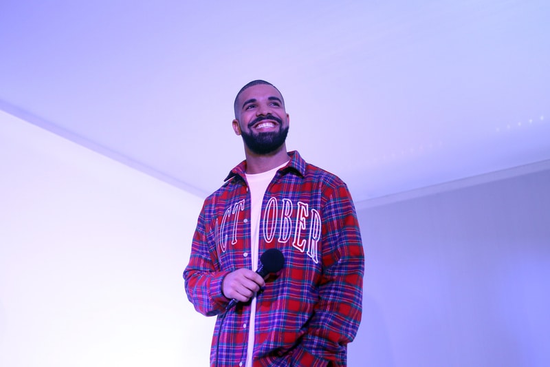 Drake En Concert En Débardeur Noir OVO