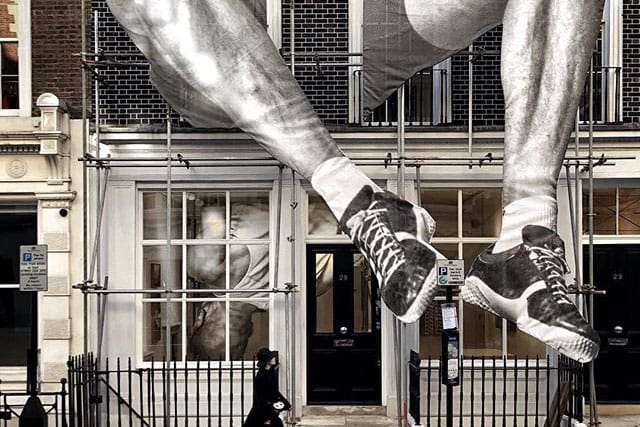 JR Présente "GIANTS" À La Galerie Lazinc