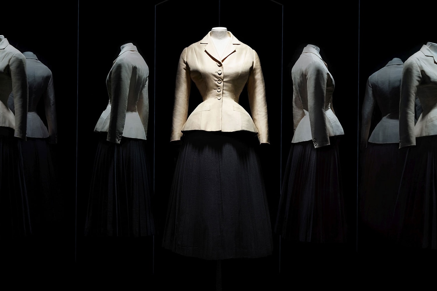 Christian Dior couturier du rêve Exposition Musée Des Arts Décoratifs Robes