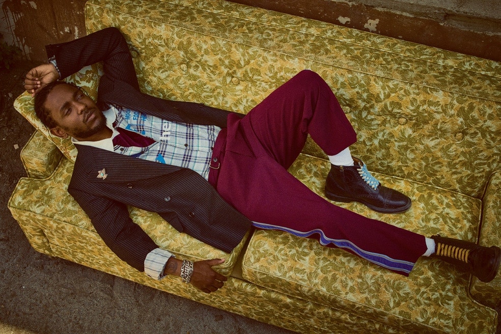 Kendrick Lamar Allongé Sur Un Canapé Photographié Par Gregory Harris Pour Interview Magazine