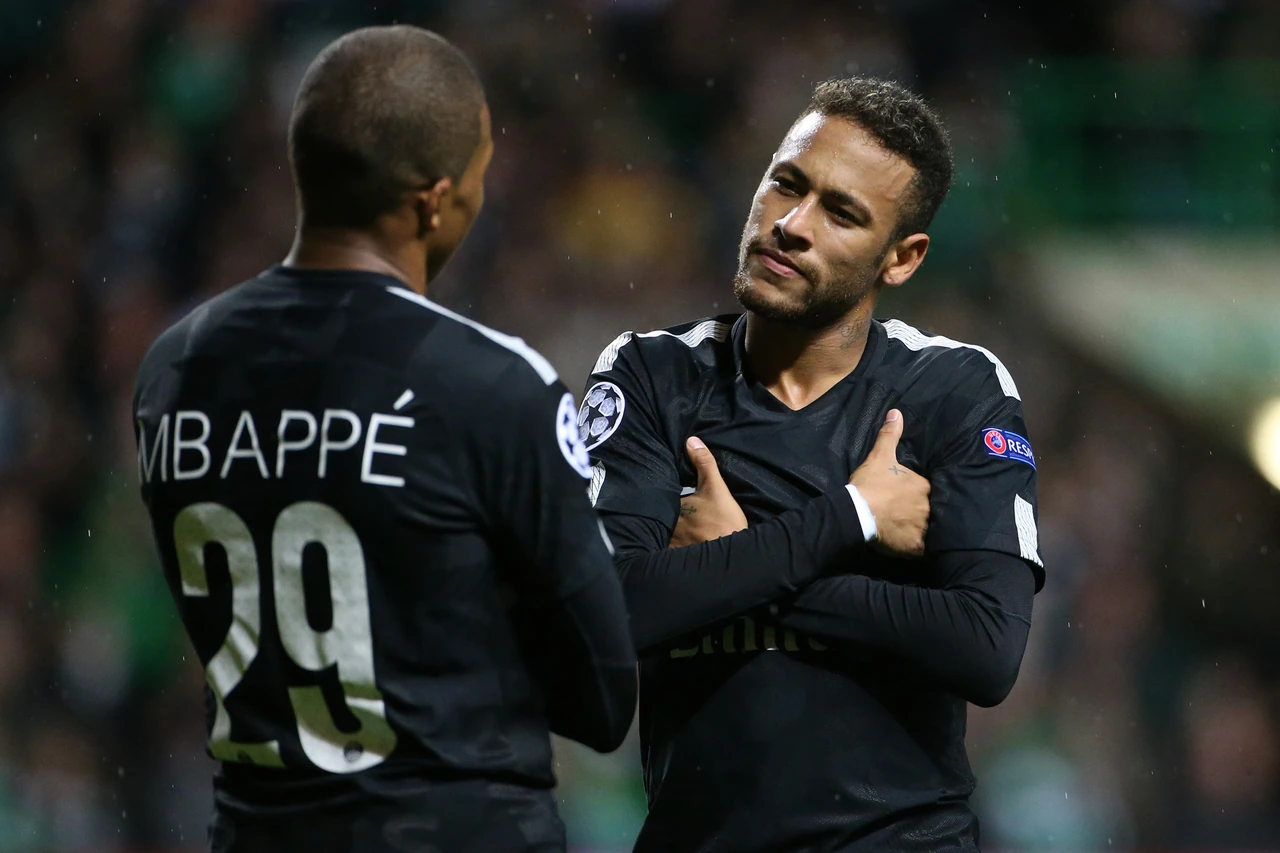 Neymar Et Mbappe Célébrant Un But En Ligue Des Champions