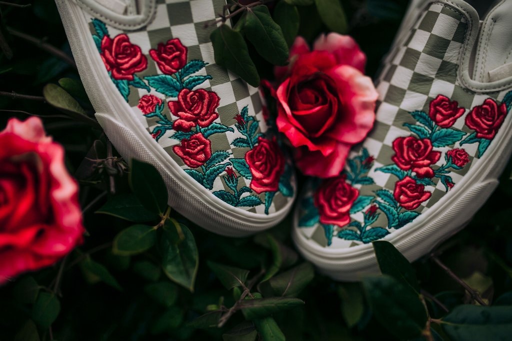 Sneaker "DX Rose Embroidery" Roses Rouges