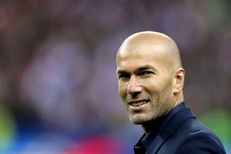 Portrait De Zidane En Costume Sur La Pelouse