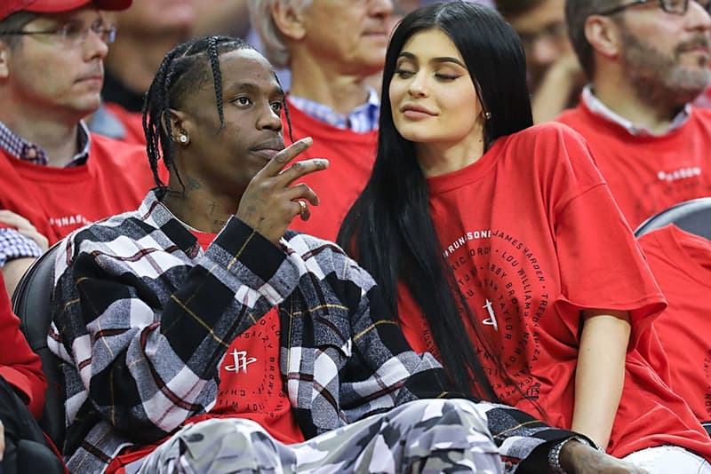 Portrait De Kylie Jenner Et Travis Scoot À Un Match De Basket