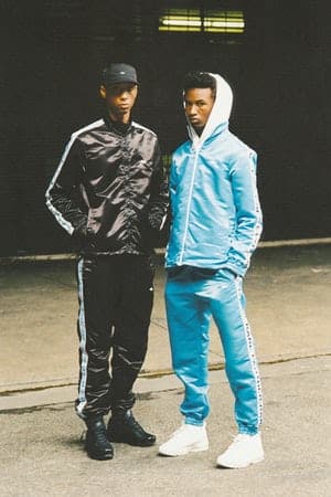 Model tracksuit bleu