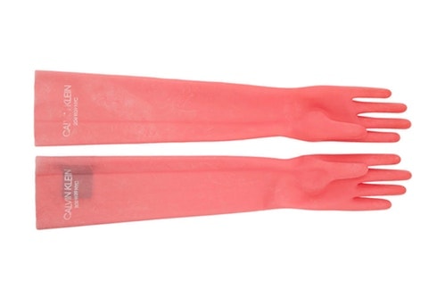 CALVIN KLEIN Lance Des Gants En Caoutchouc À $ 390 USD