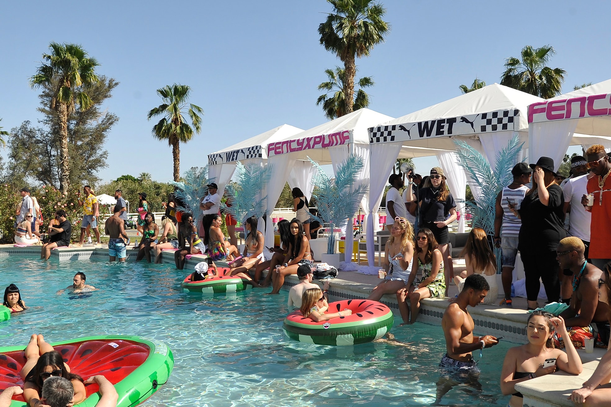 Photos De La Puma Pool Party De Coachella