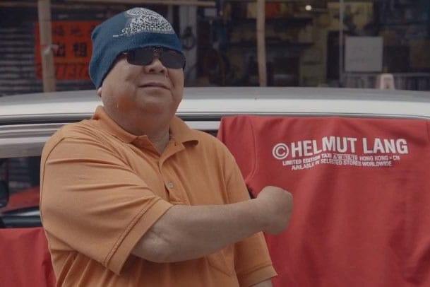 Helmut Lang Présente Sa Nouvelle Collection "Global Taxi" Grâce Aux Taxis Rouges De Hong-Kong