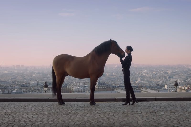 Kendall Jenner Galope Dans Les Rues De Paris Pour Longchamp