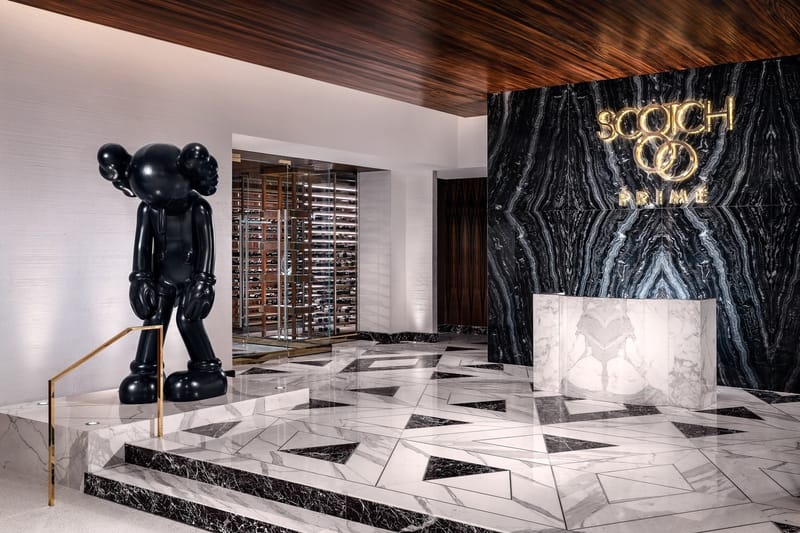 Takashi Murakami, KAWS Ou Encore Basquiat S'Affichent Dans Un Casino De Las Vegas