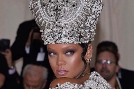 La Robe De Rihanna Au Met Gala A Nécessité 750 Heures De Travail