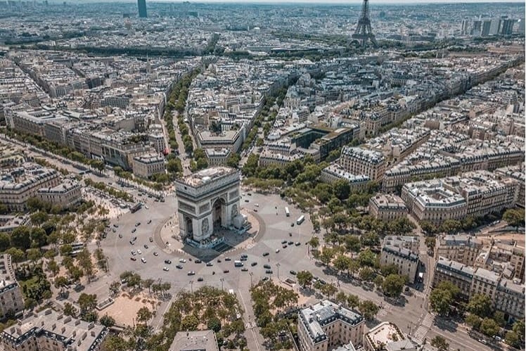 Les Champs-Elysées Sont À Vendre, Enfin Presque