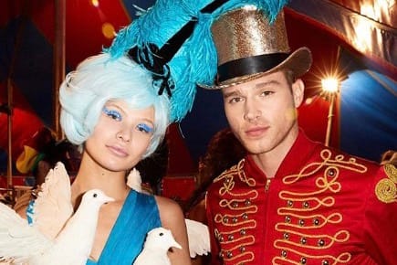 Moschino Fait Défiler Ses Mannequins Dans Un Cirque Pour Sa Collection "Cruise 19"