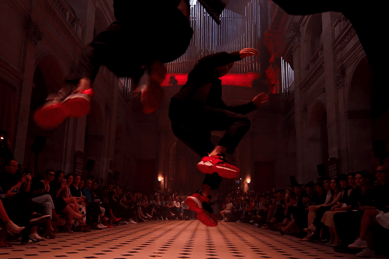 Comment Ces 3 Chorégraphes Ont Fait Rentrer La Rue Dans Une Eglise Pour Le Show Louboutin de Paris