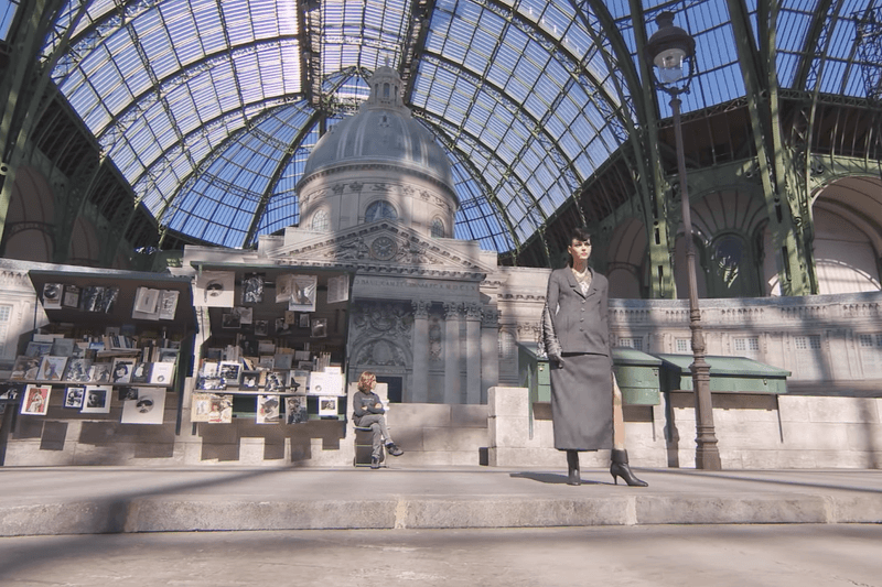 Karl Lagerfeld Recrée Une Rue Parisienne Pour Le Défilé Chanel Automne/Hiver 2018/19