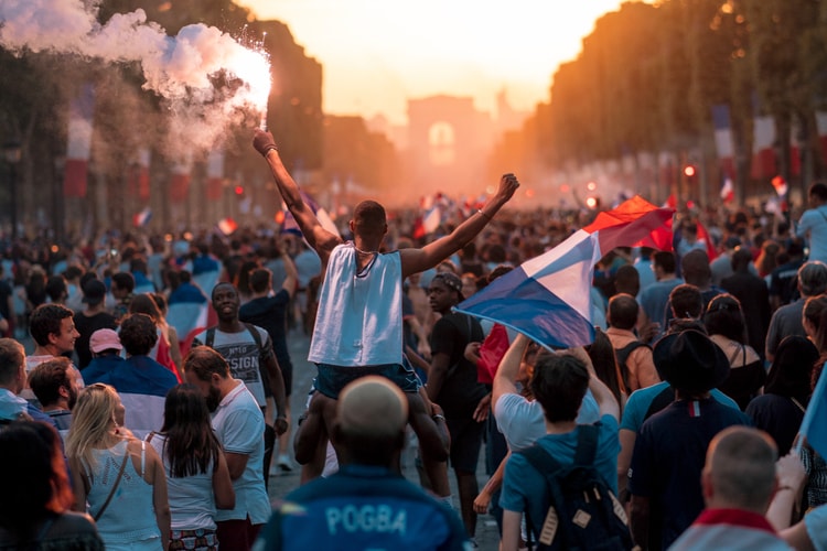 Les Français Embrasent Les Rues De Paris Pour Fêter La Victoire À Travers Notre Édito