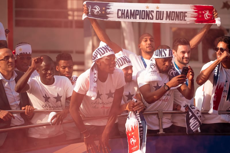 En Images - Les Bleus Ont Étrenné La Coupe Du Monde Devant Les Français Sur Les Champs-Élysées