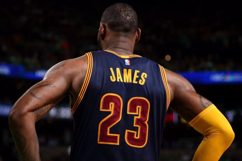 LeBron James Rend Hommage À Prince Avec Une Paire "Purple Rain" Encore Jamais Vue