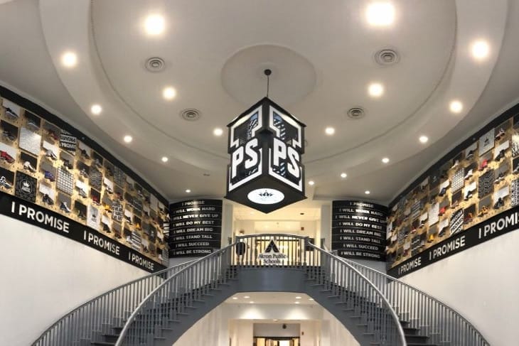 LeBron James Ouvre Une École Et Borde Ses Murs De 114 Sneakers