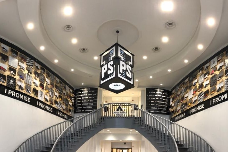 LeBron James Ouvre Une École Et Borde Ses Murs De 114 Sneakers