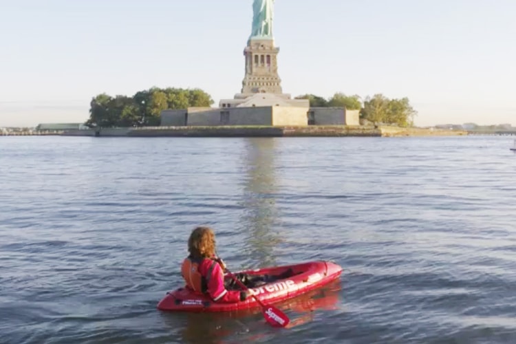 Supreme Montre Son Kayak En Action Dans Une Vidéo