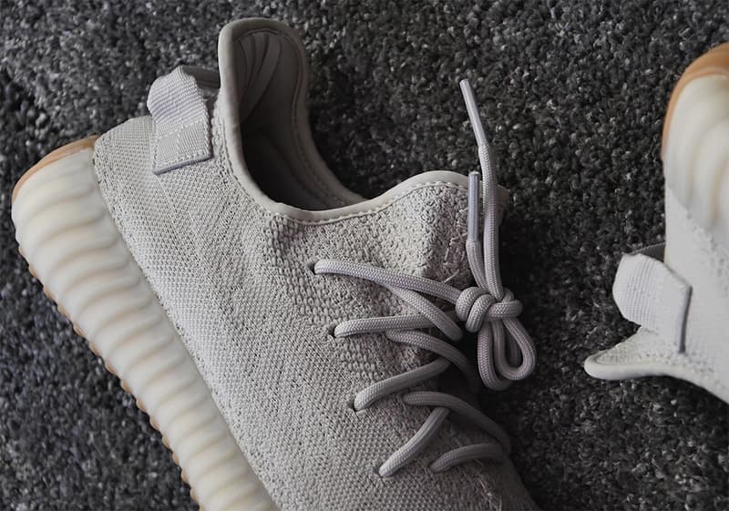 Photo De La YEEZY BOOST 350 V2 "Sesame"
