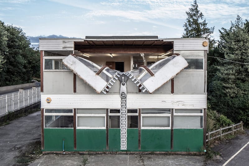L'Artiste Alex Chinneck Dézippe Un Bâtiment Abandonné