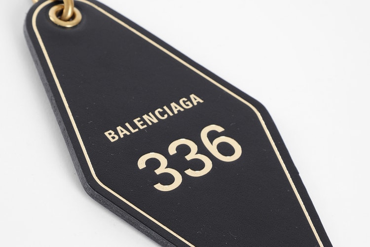 Balenciaga Présente Son Nouveau Porte-Clés Et Ses Sacs Tricolores
