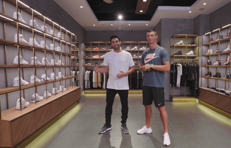 Regardez Cristiano Ronaldo Faire Son "Sneaker Shopping" À Pékin