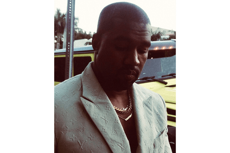 Kanye West En Costume Louis Vuitton Par Virgil Abloh Avec Des Claquettes YEEZY