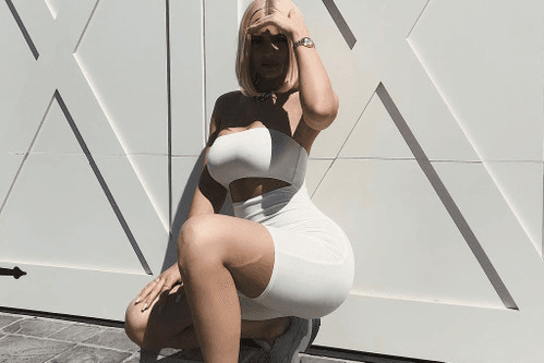 Kylie Jenner Révèle Une Paire D'adidas Falcon "Triple White" Jamais Vue Auparavant