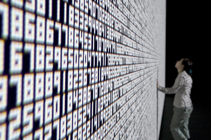 Ryoji Ikeda Présente Des Installations Massives Au Centre Pompidou