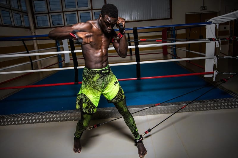 Champions De Muay Thaï, Danseurs Et Mannequin Se Réunissent Pour Une Performance Unique