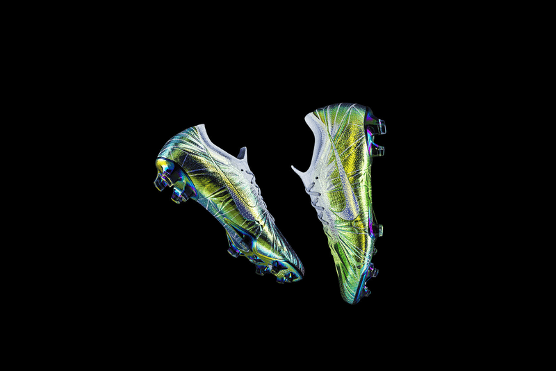 Nike Honore Luka Modric Avec Une Paire De Crampons Iridescents