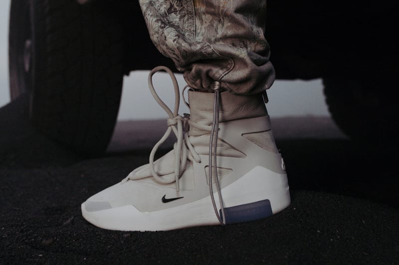 Gros Plan Sur La Sneaker Fear of God x Nike