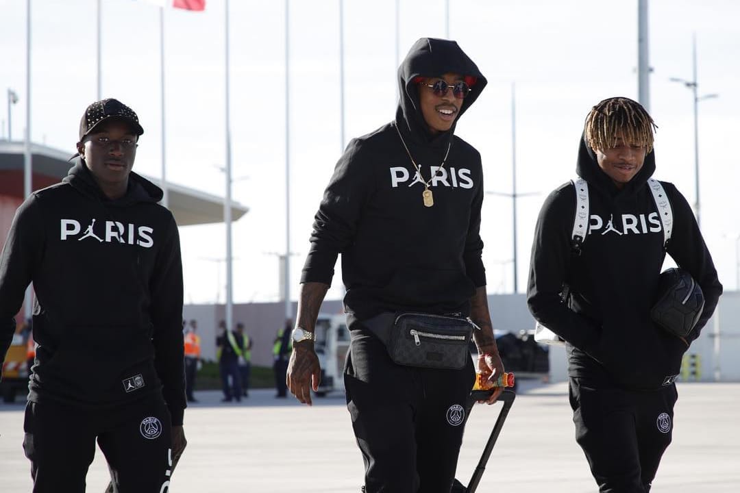 La Collab PSG x Air Jordan S'Exhibe Lors De L'Arrivée Des Joueurs À  Liverpool | HYPEBEAST