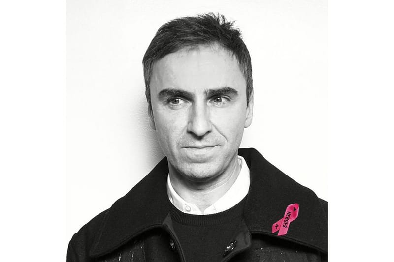 Raf Simons A Designé Un Ruban Rose "HEROES" En Soutien À La Prévention Du Cancer Du Sein