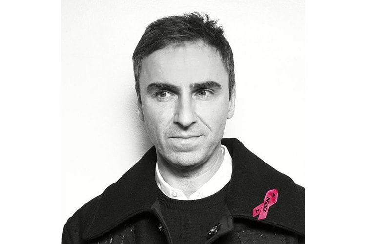 Raf Simons A Designé Un Ruban Rose "HEROES" En Soutien À La Prévention Du Cancer Du Sein