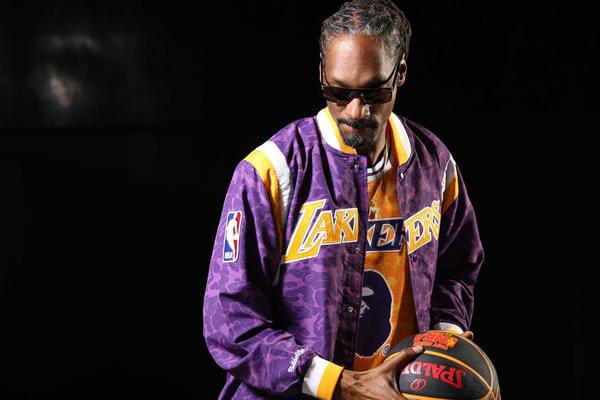 BAPE Collabore Avec Mitchell & Ness Et Spalding Pour Une Collection Inspirée Par La NBA