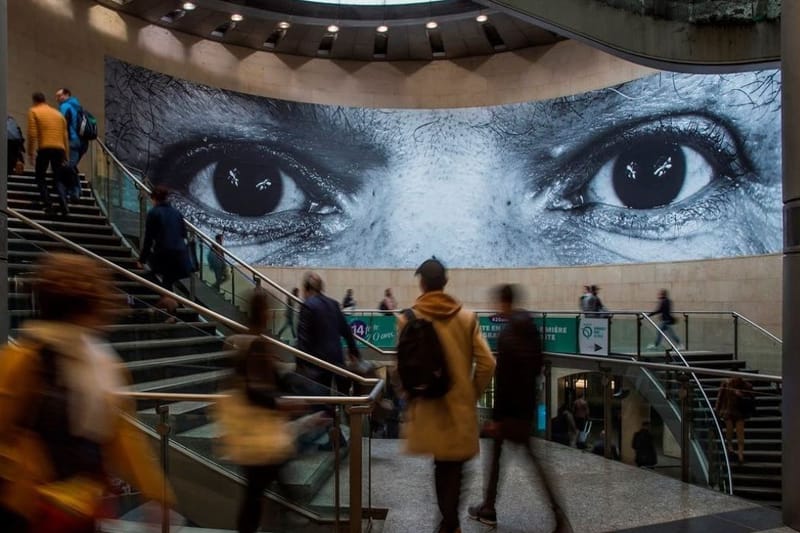 Une Oeuvre Géante De JR Installée Dans Le Métro Parisien