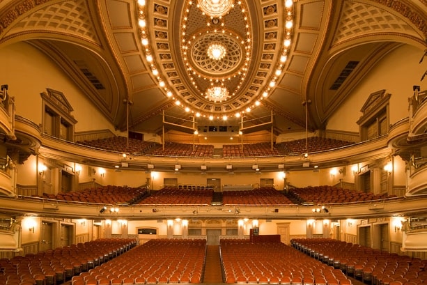 Apple Redécore Un Opéra De Brooklyn Pour L'Annonce De Ses Nouveaux MackBooks