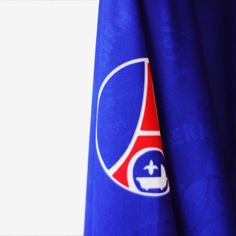 Photo Du Maillot Vintage Du PSG De Golden Cabane