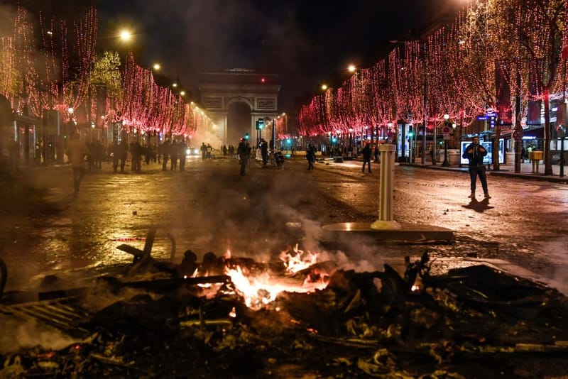 Pour Le WWD, La Manifestation Des Gilets Jaunes À Paris A Fait Des Champs-Élysées Une "War Zone"