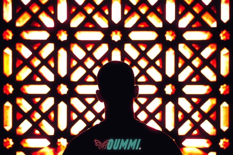 Le Directeur Artistique De La Marque De Disiz La Peste, Faqyyr Bey, Raconte Sa Nouvelle Collection "OUMMI." Dans Un Superbe Court-Métrage