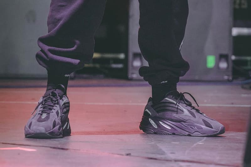 Photo YEEZY BOOST 700 V2 "Triple Black"