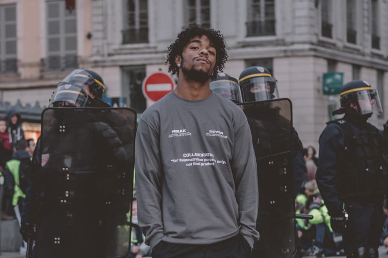 MIRAK Présente Sa Collaboration Avec Seven Clothing Dans Un Lookbook Shooté Lors D'Une Manifestation De Gilets Jaunes